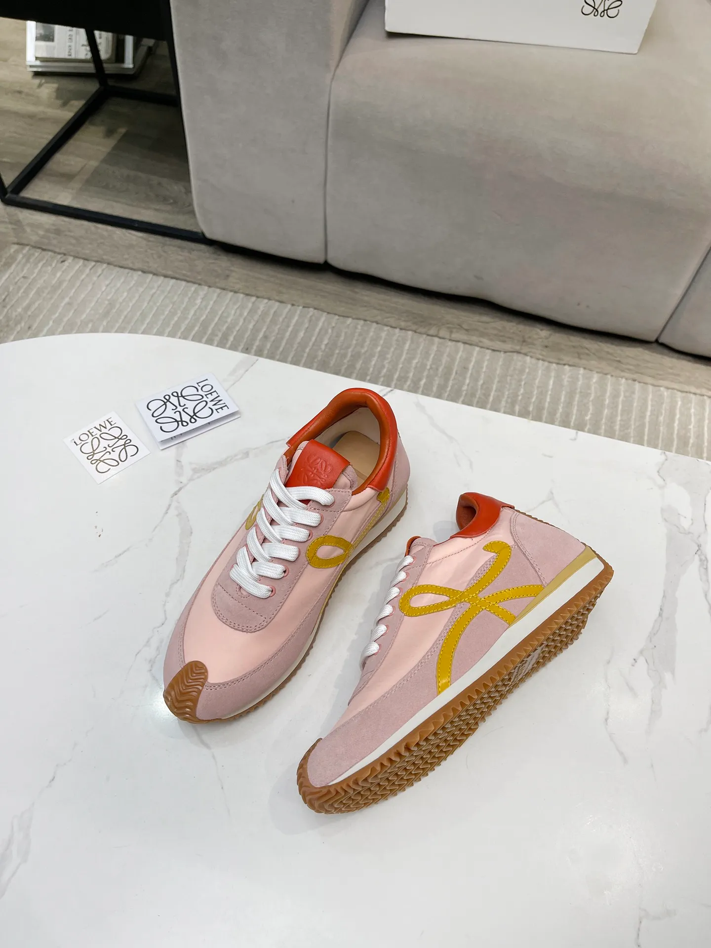 👟👟Ex-factory price 520👟👟 Men's code +10 Women's model: 35--39 (customized code 40 for women), Men's model: 40--44 (customized code 45 for men), 🔥🔥Hot LOEWE 2024 latest inner color block moral training shoes Forrest Gump shoes super good-looking super versatile color block stitching upper Very high-end hidden inner vagina 4cm! The heel has a novel design, is soft and comfortable, and has an exclusive brand logo on the side. It will be rated as the most comfortable sneaker of the year and is a must-have for your shoe cabinet!  The upper is made of special original cowhide + original cloth imported from Australia. The cowhide insole / original private model is exclusively customized with a 1:1 outsole!  Complete set in original packaging.